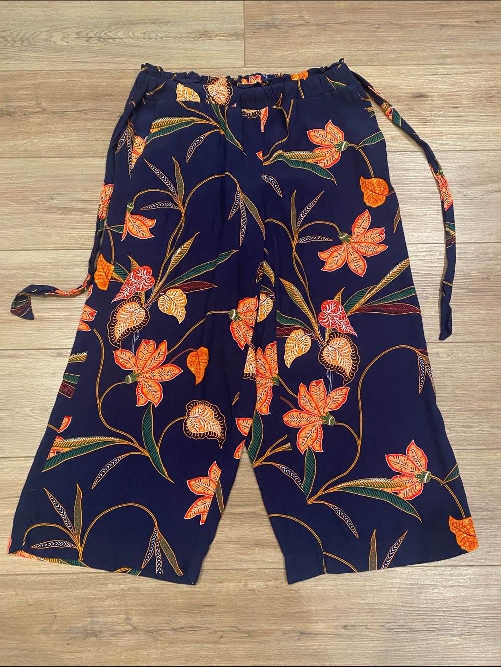 LOFT Navy Floral Cropped Wide-Leg Pants Sz Medium